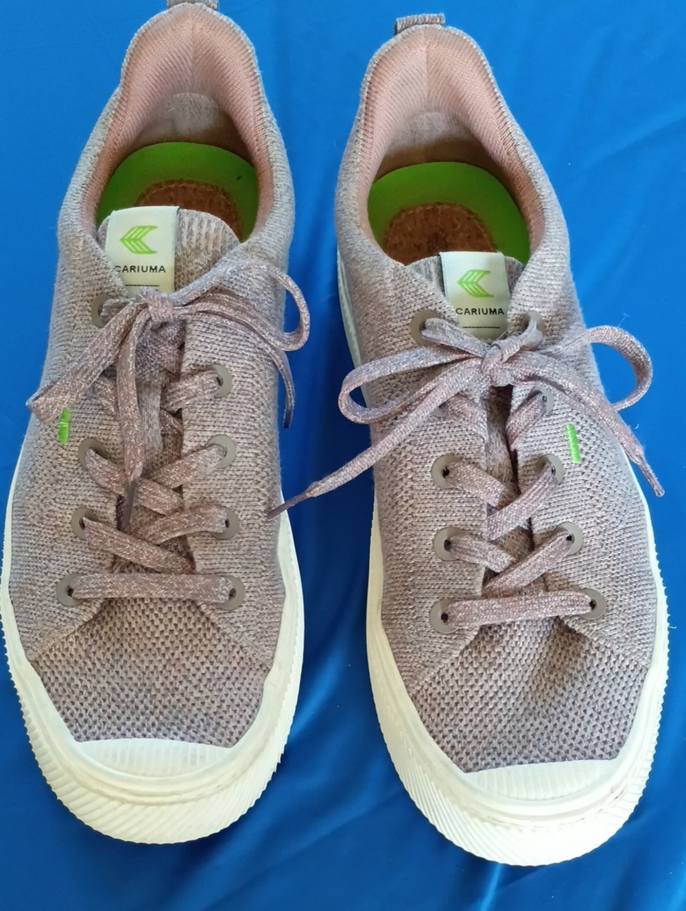 Cariuma Men's Low-Top Knit Sneakers in Mauve and White